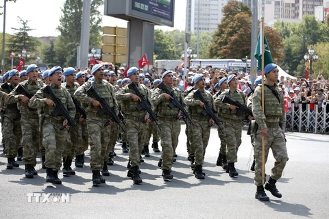 Binh sỹ quân đội Thổ Nhĩ Kỳ tham gia diễu hành tại Ankara ngày 30/8. (Nguồn: EPA/TTXVN)