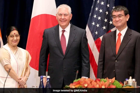 Ngoại trưởng Mỹ Rex Tillerson (giữa) cùng Ngoại trưởng Ấn Độ Sushma Swaraj (trái) và người đồng cấp Nhật Bản Taro Kono. (Nguồn: ndtv.com)