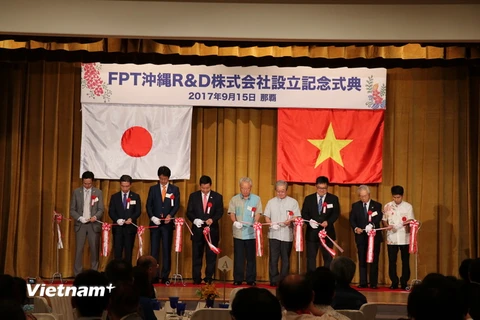 Chủ tịch FPT Trương Gia Bình cũng các đại biểu cắt băng khai trương Trung tâm nghiên cứu - phát triển của FPT (FPTOkinawa R&D) tại Okinawa, Nhật Bản. (Ảnh: Thành Hữu/Vietnam+)