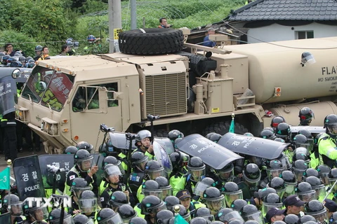 Các trang thiết bị THAAD được chuyển tới Seongju, Hàn Quốc ngày 7/9. (Nguồn: THX/TTXVN)