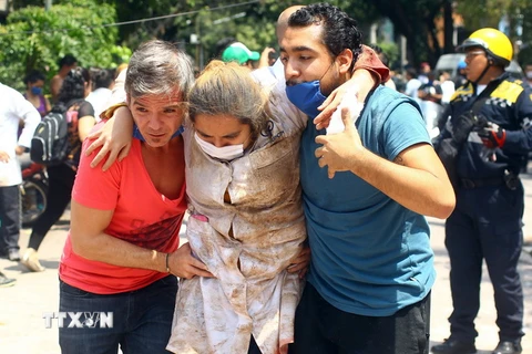 Trợ giúp nạn nhân bị thương sau trận động đất ở Mexico City ngày 19/9. (Nguồn: THX/TTXVN)