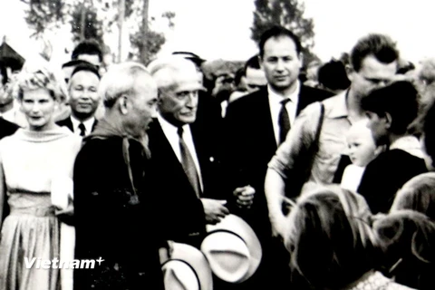 Chủ tịch Hồ Chí Minh thăm Hợp tác xã Horne Saliby 60 năm trước. (Nguồn: Tư liệu của thị trấn Horne Saliby)