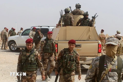 Các lực lượng Iraq làm nhiệm vụ trong chiến dịch chống IS tại khu vực Anah, tỉnh Anbar ngày 19/9. (Nguồn: AFP/TTXVN)