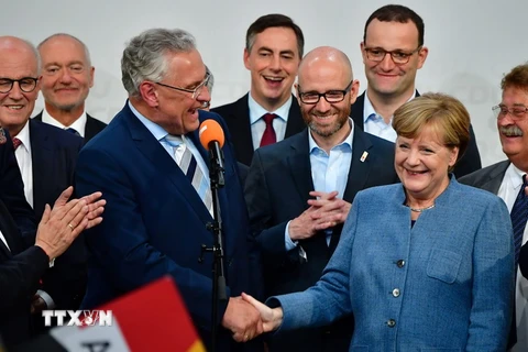 Lãnh đạo CDU, đương kim Thủ tướng Đức Angela Merkel (thứ 2, phải) và thành viên cấp cao của CSU Joachim Herrmann (thứ 4, trái) tại một buổi lễ sau bầu cử ở Berlin ngày 24/9. (Nguồn: AFP/TTXVN)
