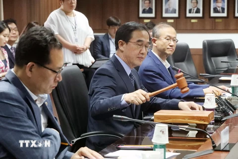 Bộ trưởng Thống nhất Hàn Quốc Cho Myoung-gyon (giữa) tại cuộc họp về kế hoạch viện trợ nhân đạo cho Triều Tiên tại thủ đô Seoul ngày 21/9. (Nguồn: Yonhap/TTXVN)