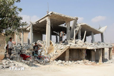 Cảnh đổ nát sau một cuộc không kích ở làng al-Habit, phía nam tỉnh Idlib ngày 21/9. (Nguồn: AFP/TTXVN) 