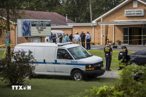 Cảnh sát điều tra tại hiện trường vụ xả súng ở nhà thờ Burnette Chapel ngày 24/9. (Nguồn: AFP/TTXVN)