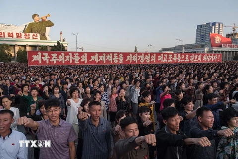 Người dân Triều Tiên tham gia lễ mít tinh ở Bình Nhưỡng ngày 23/9. (Nguồn: AFP/TTXVN)