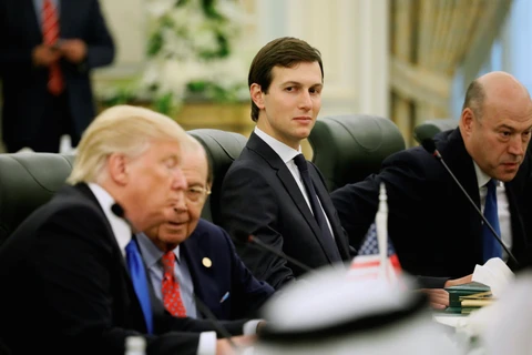 Cố vấn Cấp cao của Nhà Trắng, con rể ông Trump, Jared Kushner (giữa). (Nguồn: Reuters)