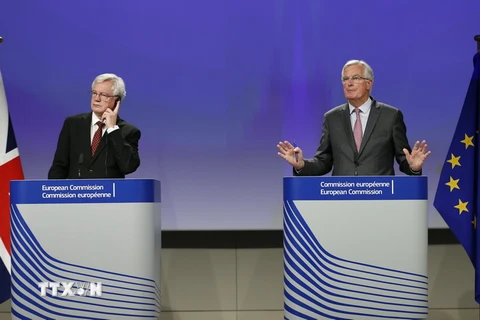 Trưởng đoàn đàm phán EU về Brexit Michel Barnier (phải) và Trưởng đoàn đàm phán Anh David Davis (trái) tại cuộc họp báo sau khi kết thúc vòng đàm phán thứ 4 ở Brussels, Bỉ ngày 28/9. (Nguồn: THX/TTXVN)