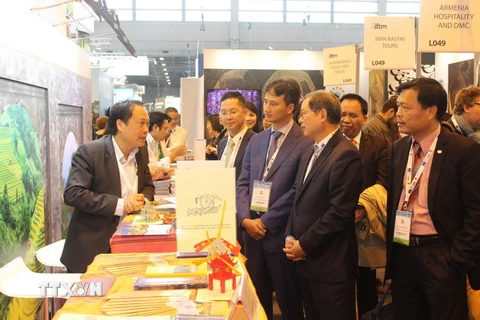 Đại sứ Việt Nam tại Pháp Nguyễn Ngọc Sơn (thứ 2 bên phải) thăm gian hàng Việt Nam. (Ảnh: Linh Hương/TTXVN)
