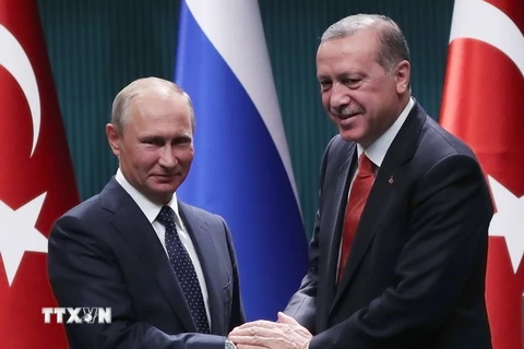 Tổng thống Thổ Nhĩ Kỳ Tayip Erdogan (phải) và Tổng thống Nga Vladimir Putin (trái). (Nguồn: AFP/TTXVN)