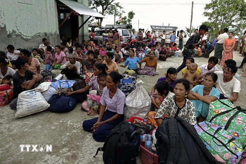 Cộng đồng người thiểu số Myanmar ở bang Rakhine sơ tán lánh nạn tại các lều trại tạm ở Sittwe, miền Tây Myanmar ngày 31/8. (Nguồn: EPA/TTXVN)
