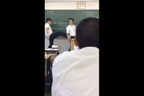 Cộng đồng mạng Nhật Bản bất bình khi nam sinh đá thầy giáo trong lớp