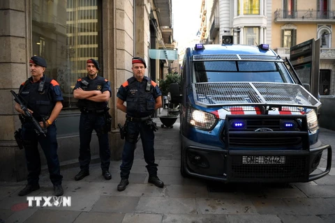 Cảnh sát vùng Catalonia tuần tra tại thành phố Barcelona ngày 23/9. (Nguồn: AFP/TTXVN)