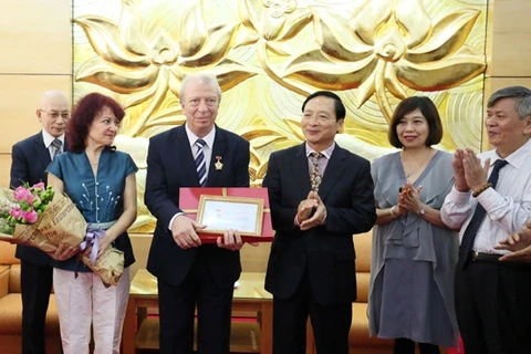Trao Kỷ niệm chương tặng Đại sứ Cộng hòa Bulgaria tại Việt Nam 