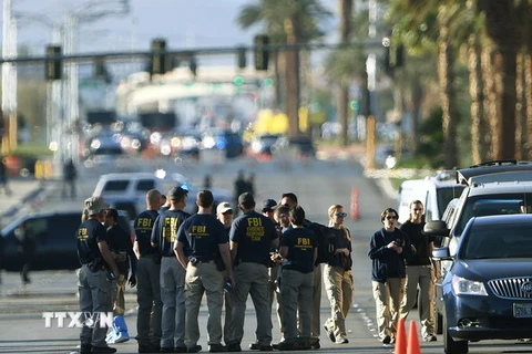Nhân viên Cục điều tra Liên bang Mỹ (FBI) điều tra tại khu vực Khách sạn và Sòng bạc Mandalay Bay ở Las Vegas sau vụ xả súng, ngày 1/10. (Nguồn: AFP/TTXVN) 