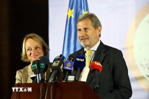 Ủy viên phụ trách mở rộng EU Johannes Hahn (phải) phát biểu tại cuộc họp báo ở thủ đô Tripoli, Libya ngày 4/10. (Nguồn: THX/TTXVN)