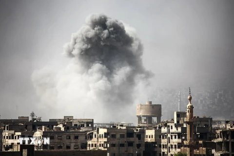Khói bốc lên sau các cuôc không kích ở phía đông thủ đô Damascus ngày 2/10. (Nguồn: AFP/TTXVN)