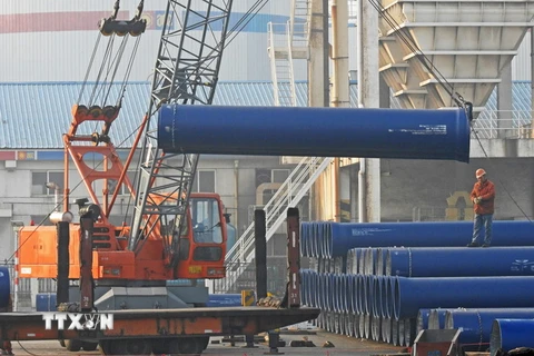 Vận chuyển ống thép tại cảng ở Liên Vận Cảng, tỉnh Giang Tô, Trung Quốc ngày 1/1. (Nguồn: AFP/TTXVN)