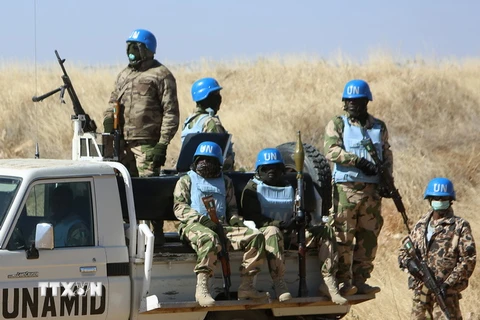 Các binh sỹ thuộc Phái bộ Liên hợp quốc tại Sudan tuần tra tại Darfur ngày 12/1. (Nguồn: AFP/TTXVN)