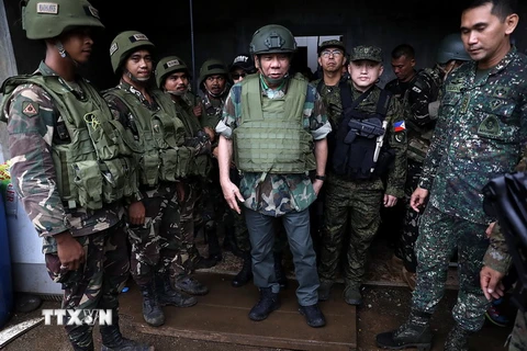 Tổng thống Philippines Rodrigo Duterte thăm một đơn vị quân đội trong chuyến thị sát tại thành phố Marawi. (Nguồn: THX/TTXVN)