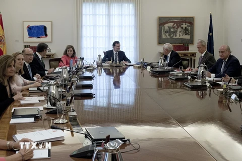 Thủ tướng Tây Ban Nha Mariano Rajoy (giữa, phía xa) chủ trì một cuộc họp nội các tại Madrid ngày 29/9. (Nguồn: AFP/TTXVN)