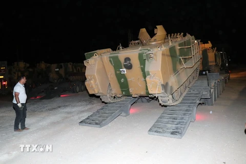 Xe bọc thép của quân đội Thổ Nhĩ Kỳ tiến vào khu vực biên giới Syria-Thổ Nhĩ Kỳ ngày 8/10. (Nguồn: THX/TTXVN)