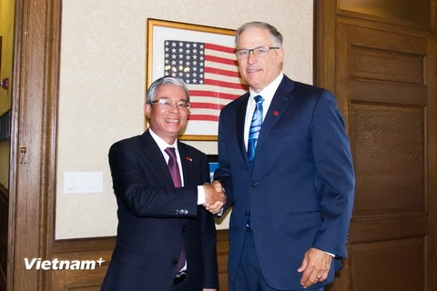 Đại sứ Phạm Quang Vinh bắt tay với Thống đốc Jay Inslee. (Ảnh: Đoàn Hùng/Vietnam+)