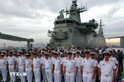 Các thành viên của Hải quân Hoàng gia Australia trên boong tàu Adelaide khi cập cảng Manila, Philippines ngày 10/10. (Nguồn: THX/TTXVN)