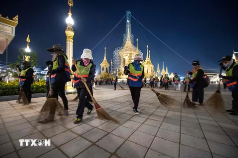 Công nhân làm việc tại thủ đô Bangkok, Thái Lan ngày 12/10. (Nguồn: AFP/TTXVN)