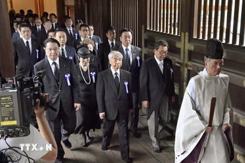 Các nghị sỹ Nhật Bản viếng đền Yasukuni ở Tokyo ngày 15/8. (Nguồn: Kyodo/TTXVN)
