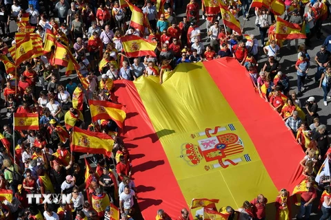 Tuần hành tại Barcelona, thủ phủ vùng Catalunya của Tây Ban Nha, nhằm bày tỏ ủng hộ thống nhất đất nước và phản đối kế hoạch của chính quyền vùng Catalunya tuyên bố độc lập. (Nguồn: AFP/TTXVN)