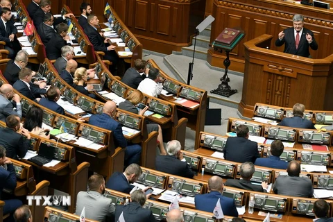 Tổng thống Ukraine Petro Poroshenko (phải) phát biểu trong phiên họp Quốc hội ở Kiev ngày 7/9. (Nguồn: AFP/TTXVN)