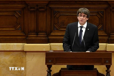 Thủ hiến vùng Catalunya Carles Puigdemont phát biểu tại Nghị viện vùng Catalunya ở Barcelona, Tây Ban Nha ngày 15/10. (Nguồn: AFP/TTXVN)