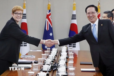 Bộ trưởng Quốc phòng Hàn Quốc Song Young-moo (phải) và Bộ trưởng Quốc phòng Australia Marise Payne trong cuộc họp tại Seoul, Hàn Quốc để bàn về tình hình Triều Tiên. (Nguồn: Yonhap/TTXVN)