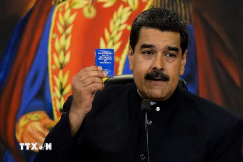 Tổng thống Nicolas Maduro (giữa) tại cuộc họp báo ở Caracas ngày 17/10. (Nguồn: AFP/TTXVN)