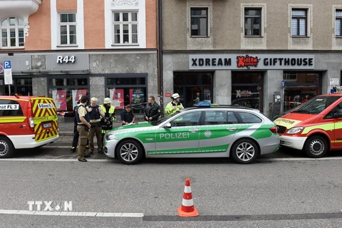Cảnh sát điều tra tại hiện trường vụ tấn công bằng dao ở Munich. (Nguồn: AFP/TTXVN)