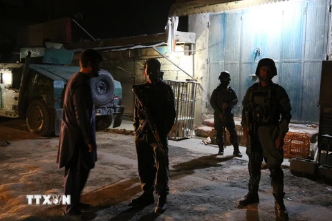 Lực lượng an ninh Afghanistan điều tra tại hiện trường vụ đánh bom ở Kabul ngày 20/10. (Nguồn: THX/TTXVN)