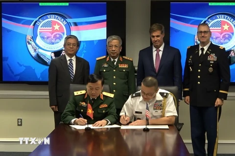 Lễ ký Bản ghi nhớ hợp tác giữa Viện Chiến lược Quốc phòng Việt Nam và Trung tâm Nghiên cứu châu Á-Thái Bình Dương (APCSS). (Ảnh: Đoàn Hùng/TTXVN)