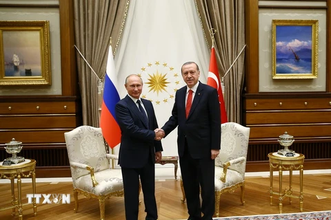 Tổng thống Thổ Nhĩ Kỳ Tayyip Erdogan (phải) và Tổng thống Nga Vladimir Putin (trái) trong cuộc gặp ở Ankara, Thổ Nhĩ Kỳ ngày 28/9. (Nguồn: THX/TTXVN)