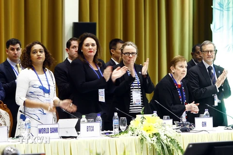 Các đại biểu các nền kinh tế APEC trao đổi bên lề hội nghị. (Ảnh: An Đăng/TTXVN)