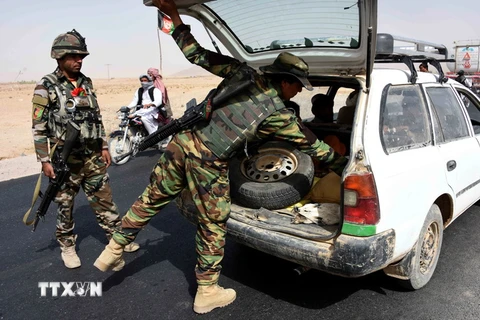 Binh sỹ Afghanistan tăng cường an ninh tại một chốt kiểm soát ở Kandahar sau vụ tấn công của Taliban ngày 19/10. (Nguồn: THX/TTXVN)