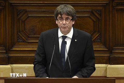 Thủ hiến Catalunya Carles Puigdemont phát biểu tại Barcelona ngày 10/10. (Nguồn: AFP/TTXVN)