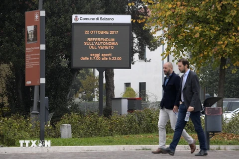 Biển hiệu thông báo về cuộc bỏ phiếu trưng cầu ý dân ở Salzano, Veneto ngày 20/10. (Nguồn: AFP/TTXVN)