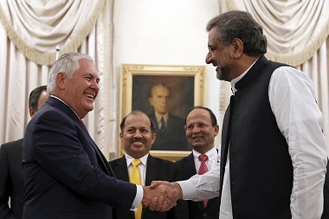 Thủ tướng Pakistan Shahid Khaqan Abbasi (phải) và Ngoại trưởng Mỹ Rex Tillerson. (Nguồn: AP)