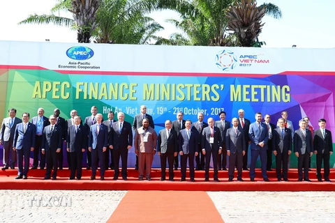 Thủ tướng Nguyễn Xuân Phúc và các Trưởng đoàn chụp ảnh chung tại Hội nghị Bộ trưởng Tài chính APEC 2017. (Ảnh: Thống Nhất/TTXVN)
