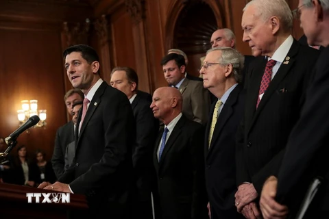 Chủ tịch Hạ viện Mỹ Paul Ryan (phía trước) cùng các thành viên cấp cao của Hạ viện trong cuộc họp báo về gói cải cách thuế, tại Washington DC ngày 27/9. (Nguồn: AFP/TTXVN)