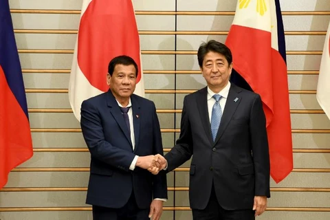 Tổng thống Philippines Rodrigo Duterte (trái) và Thủ tướng Nhật Bản Shinzo Abe. (Nguồn: Reuters)