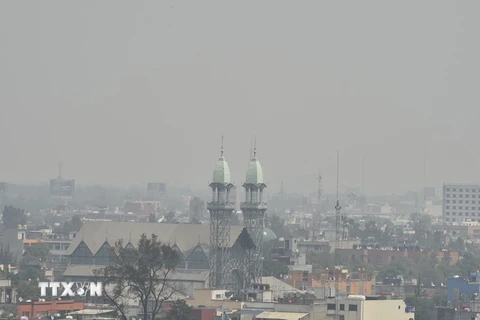 Khói mù bao phủ bầu trời Mexico City hồi năm 2016. (Nguồn: AFP/TTXVN)